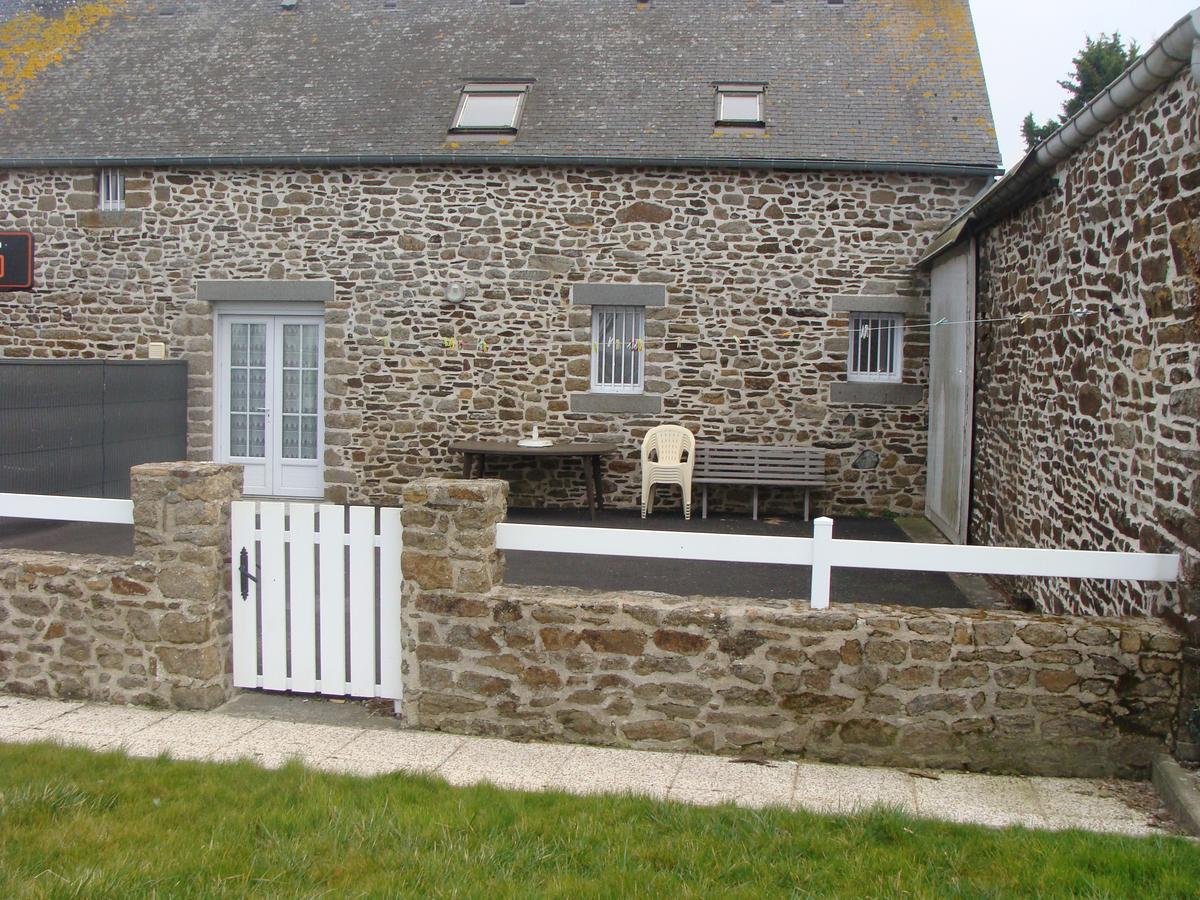 Chambres D'Hotes Le Petit Angle Saint-Broladre エクステリア 写真